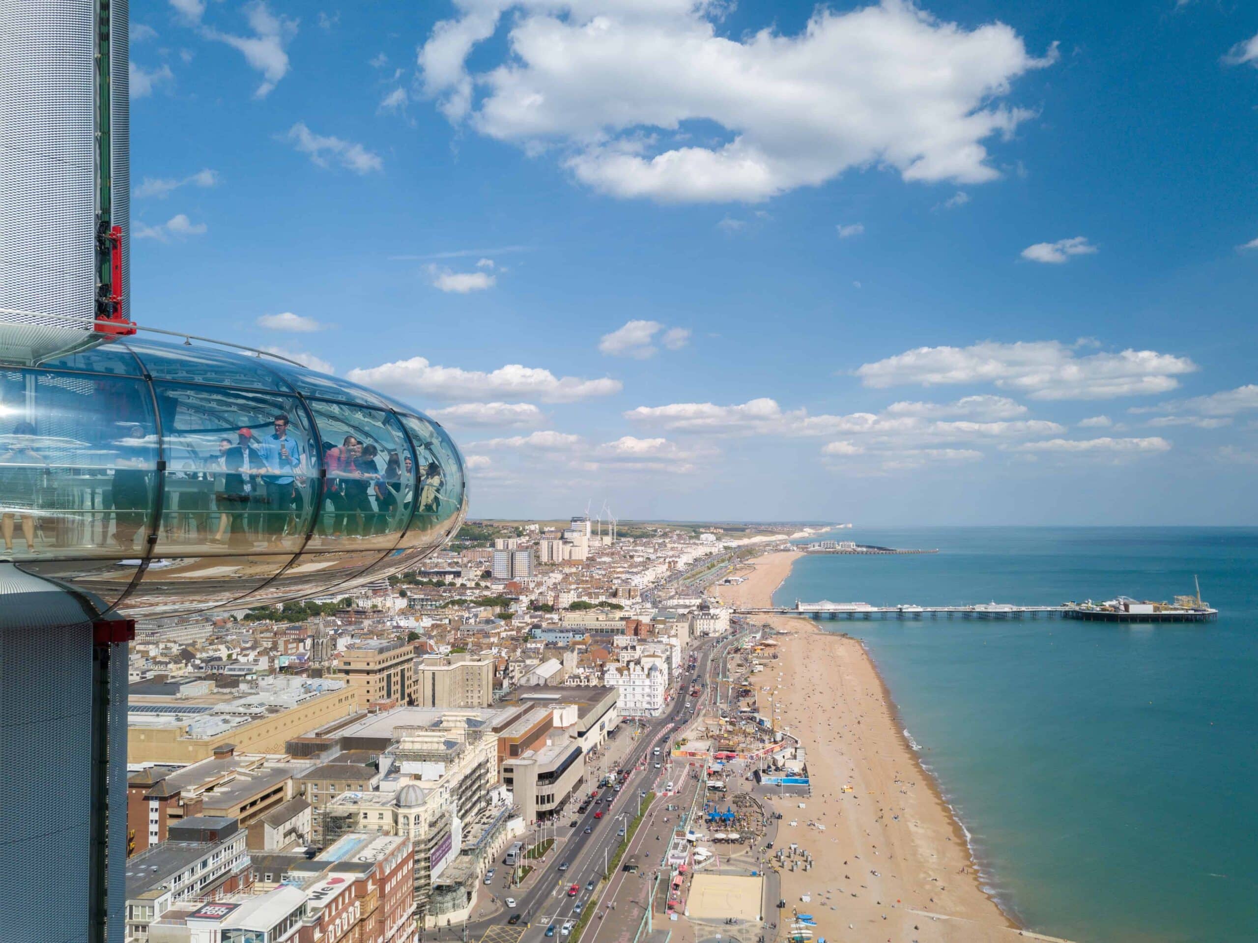 Luftfoto af Brighton med i360-tårnet og strandpromenaden