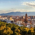Hvor skal man bo i Malaga? De 3 bedste områder + feriebyer tæt på