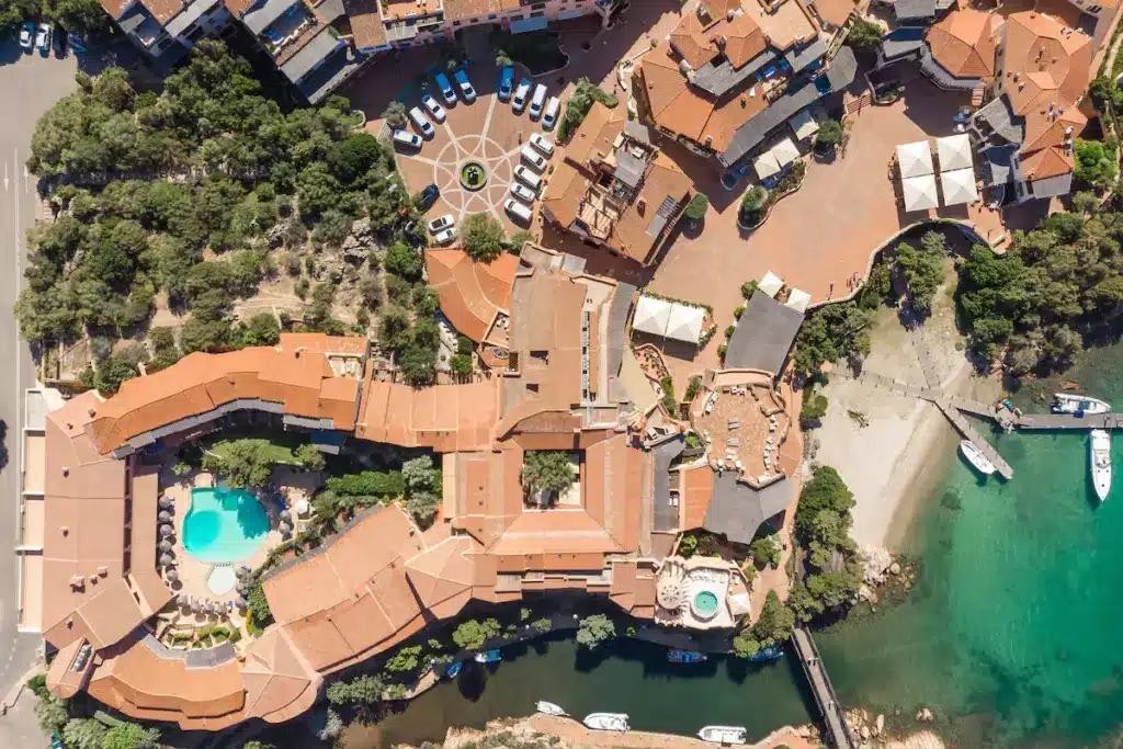 Cervo Hotel pool og strand