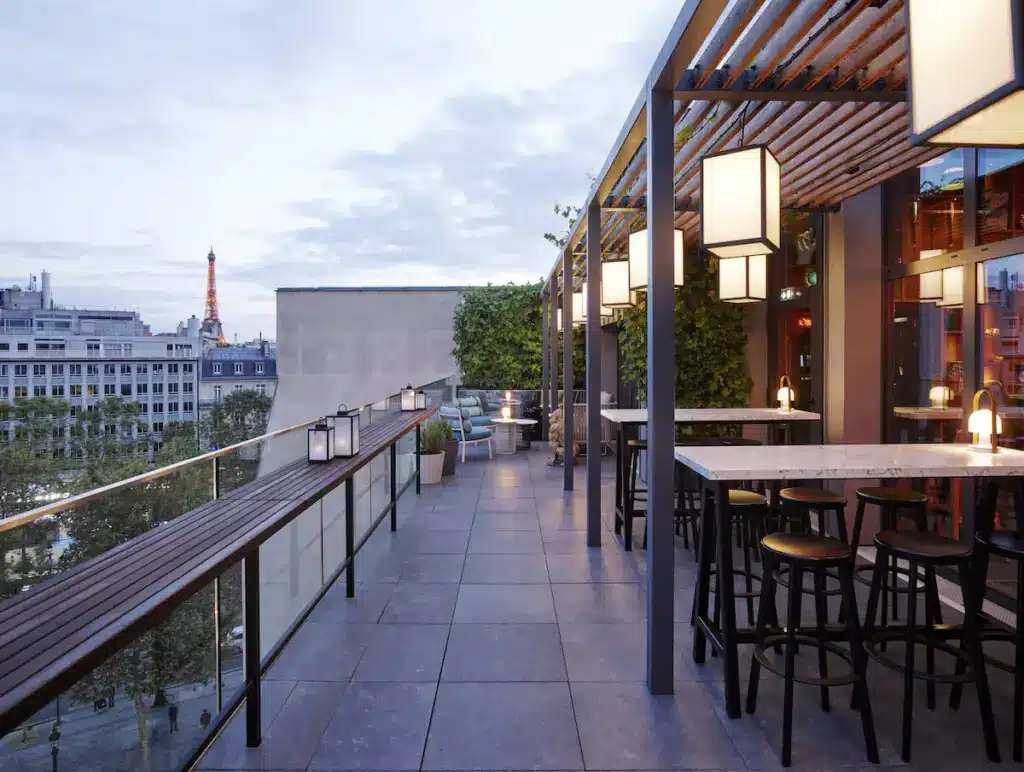 citizenM Paris Champs-Élysées, bar med udsigt til eiffeltårnet