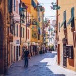 Hvor skal man bo på Sardinien? De 8 bedste ferieområder & steder at bo 🇮🇹