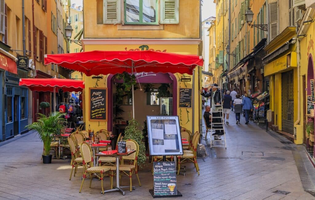 Den gamle by i Nice er et godt sted at bo for turister