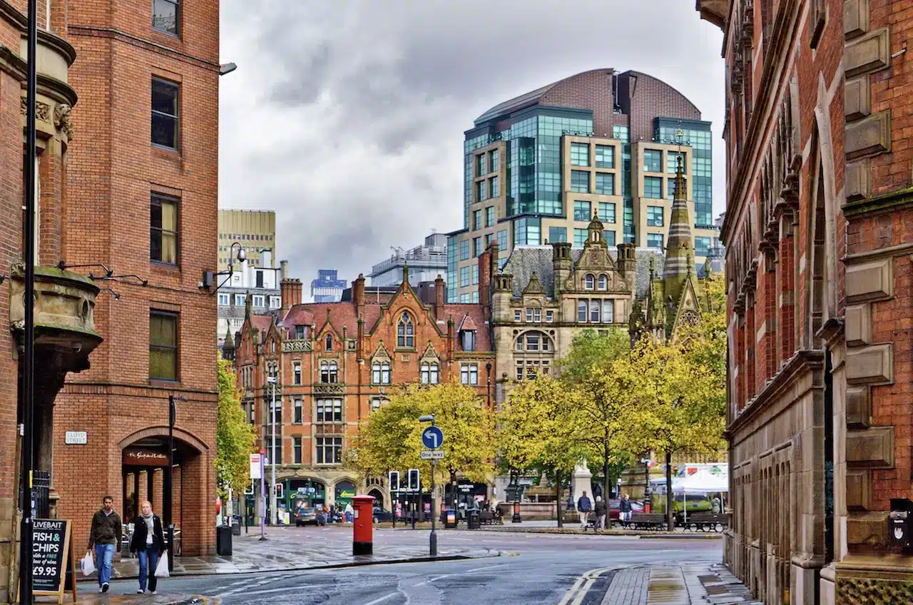 Hvor skal man bo i Manchester? De 3 bedste områder + gode hoteller 🇬🇧