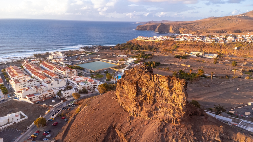 Luftfoto af Agaete og havnen Puerto de las Nieves på Gran Canaria ved solnedgang
