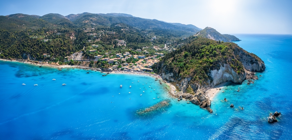 Luftfoto af den lille landsby Agios Nikitas og stranden på Lefkada