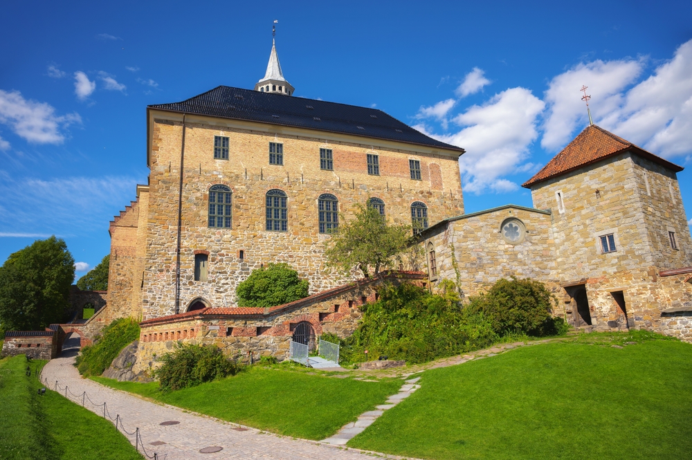 Akershus Fæstning med stenmure og tårne i Oslo
