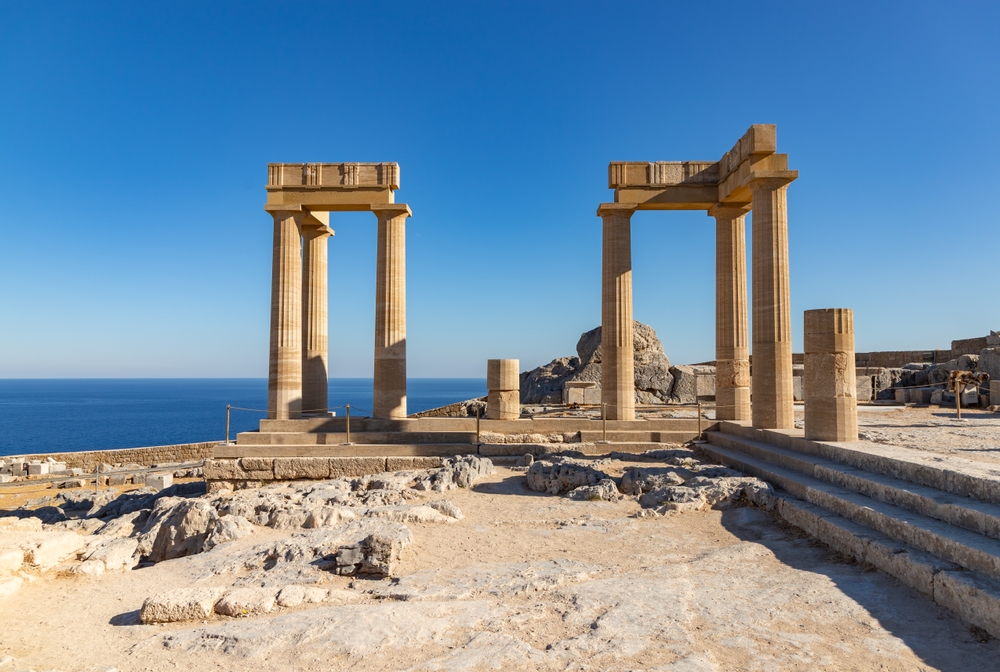 Den hellenistiske søjlegang på akropolis i Lindos