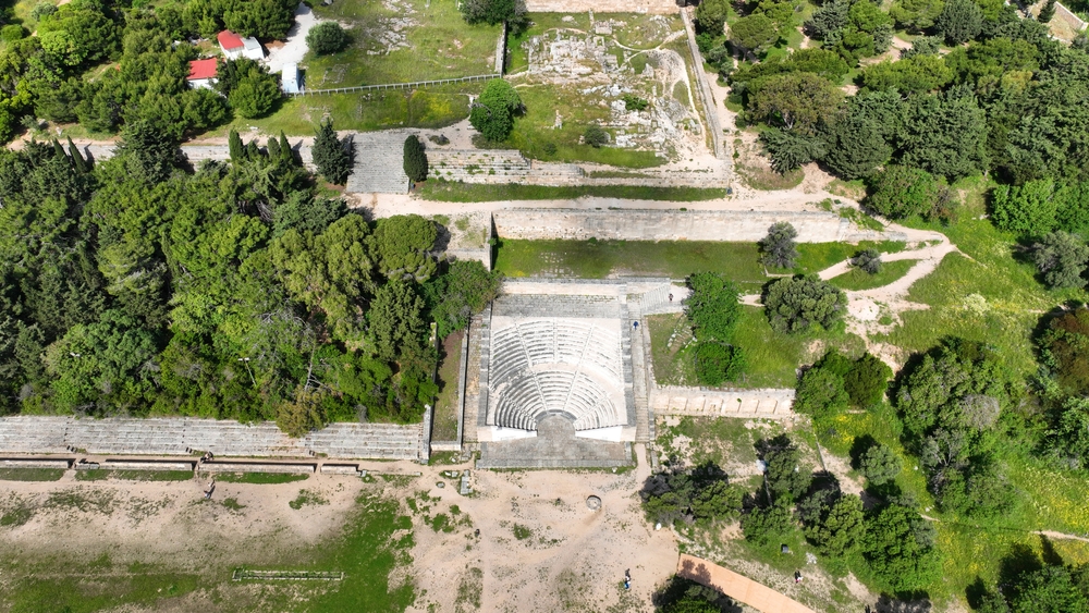 Luftfoto af akropolis på Monte Smith i Rhodos by med teatret og stadion