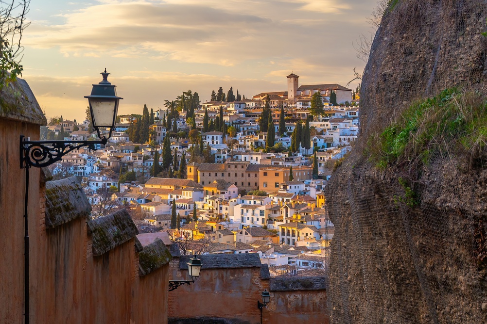 Det historiske kvarter Albaicín set fra oven med udsigt ud over Granada