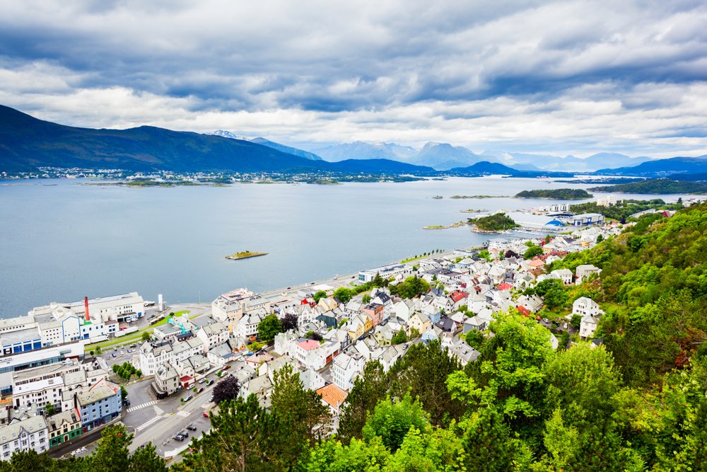 Udsigt over Ålesund og øerne fra Fjellstua på byfjeldet Aksla