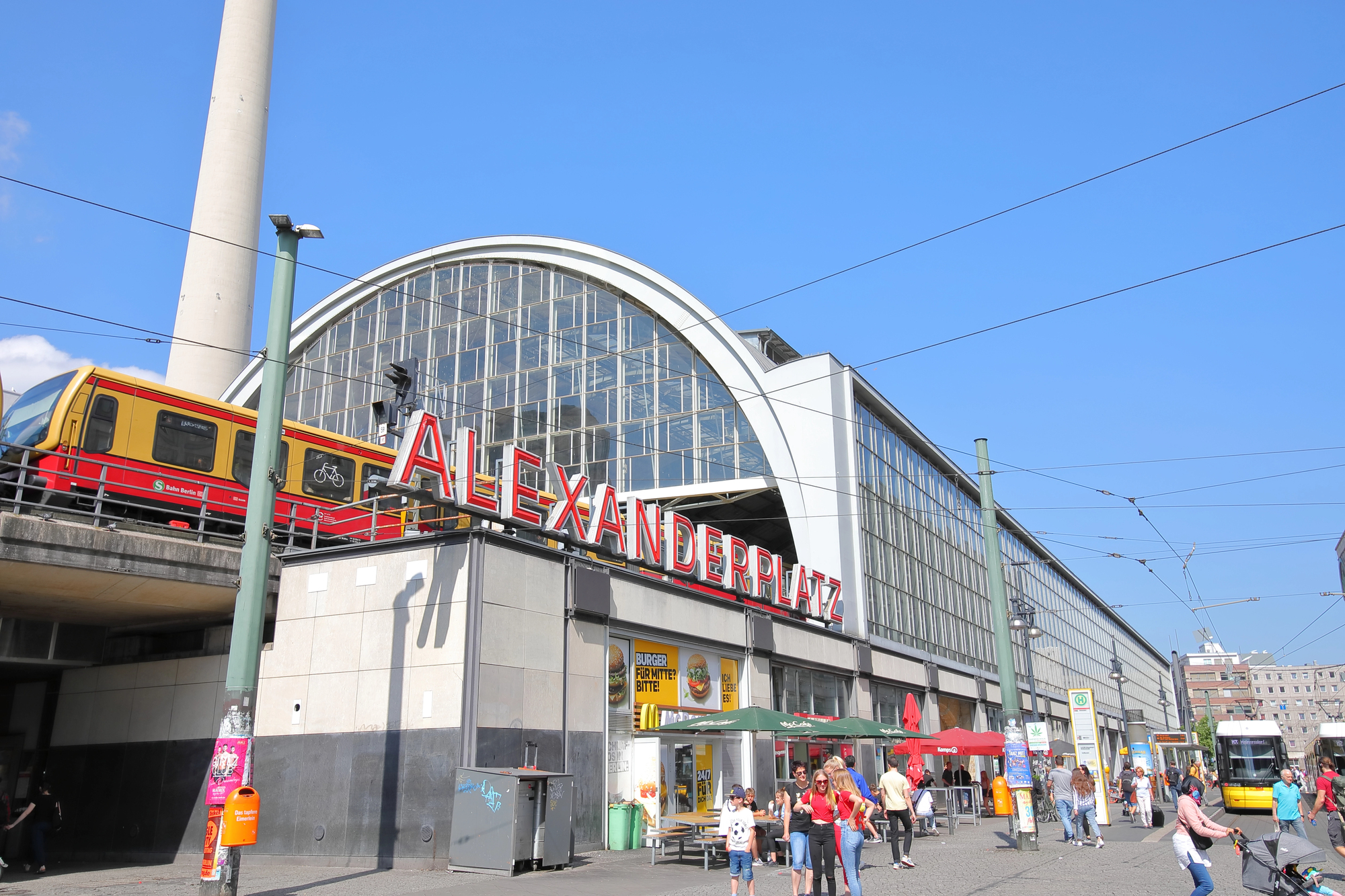 S-Bahn ved Alexanderplatz i Berlin