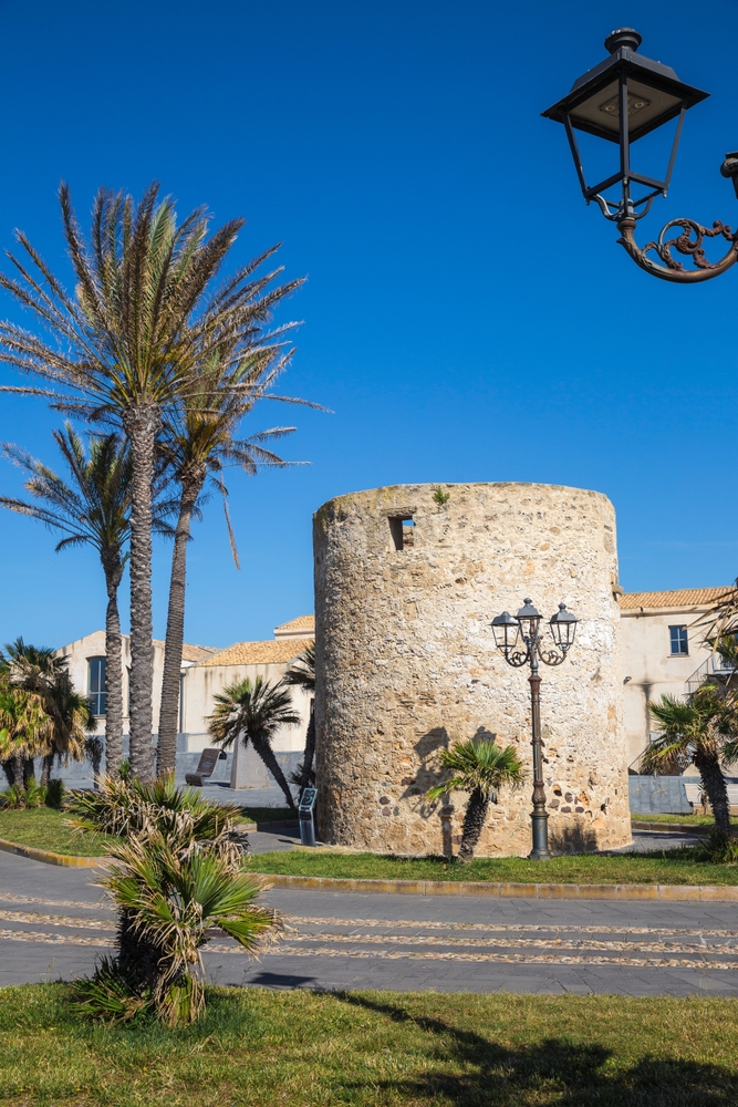 Bymuren og bastionerne ved Old Town i Alghero på Sardinien