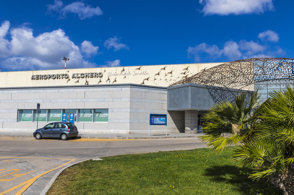 Facaden på passagerterminalen i Alghero-Fertilia Lufthavn på Sardinien
