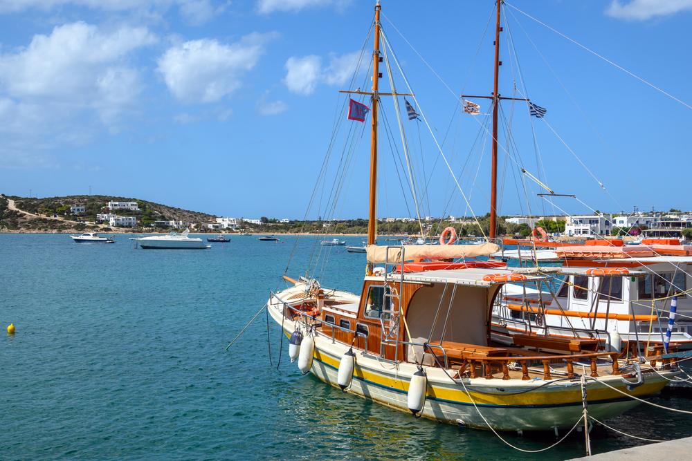 Fiskerbåde i havnen i Aliki på Paros