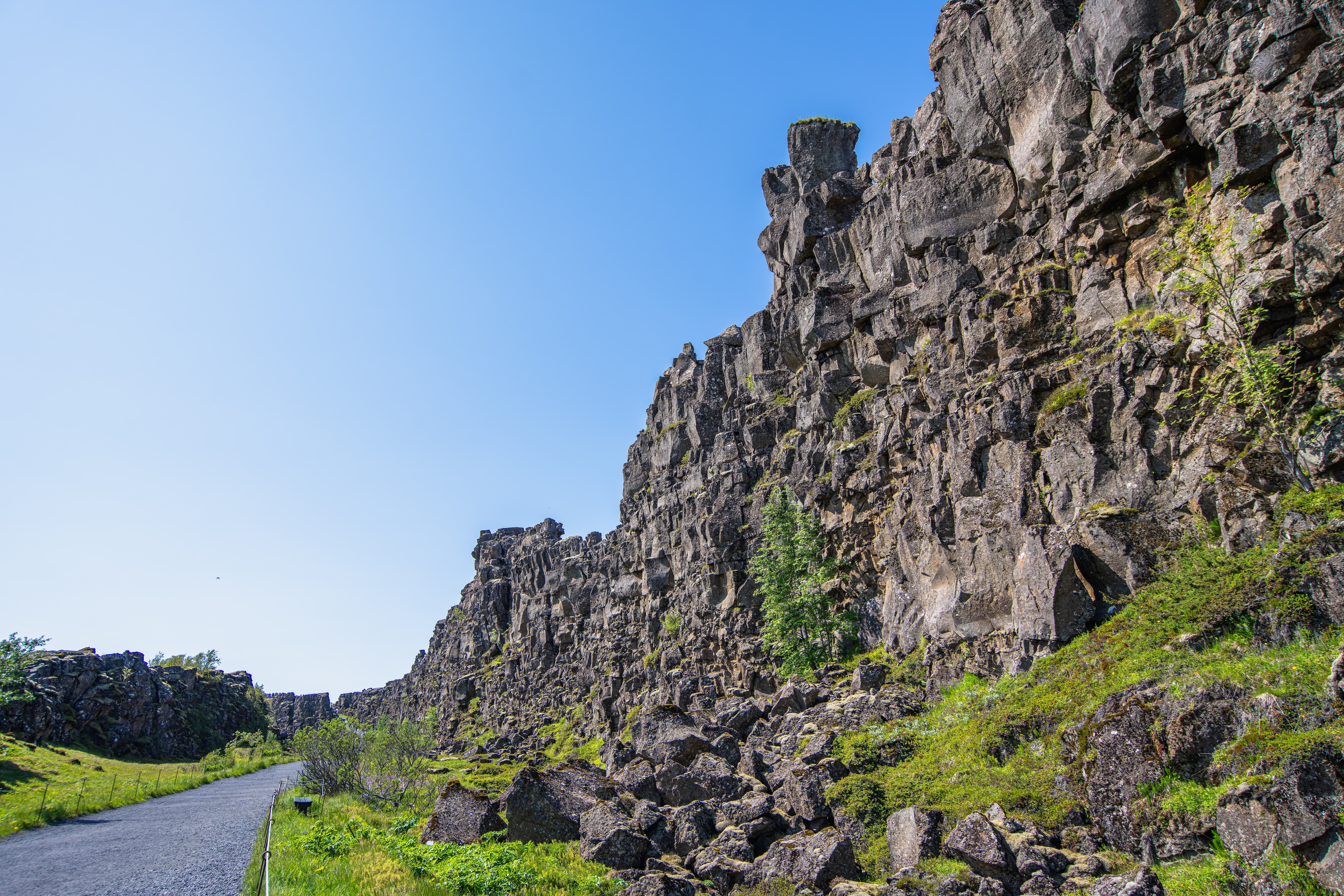 Stien langs klippevæggen i Almannagjá i Þingvellir