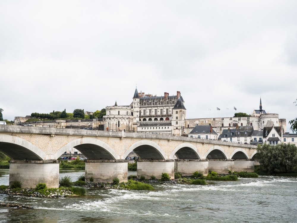 Château d'Amboise på klippen over Loire-floden i Loiredalen