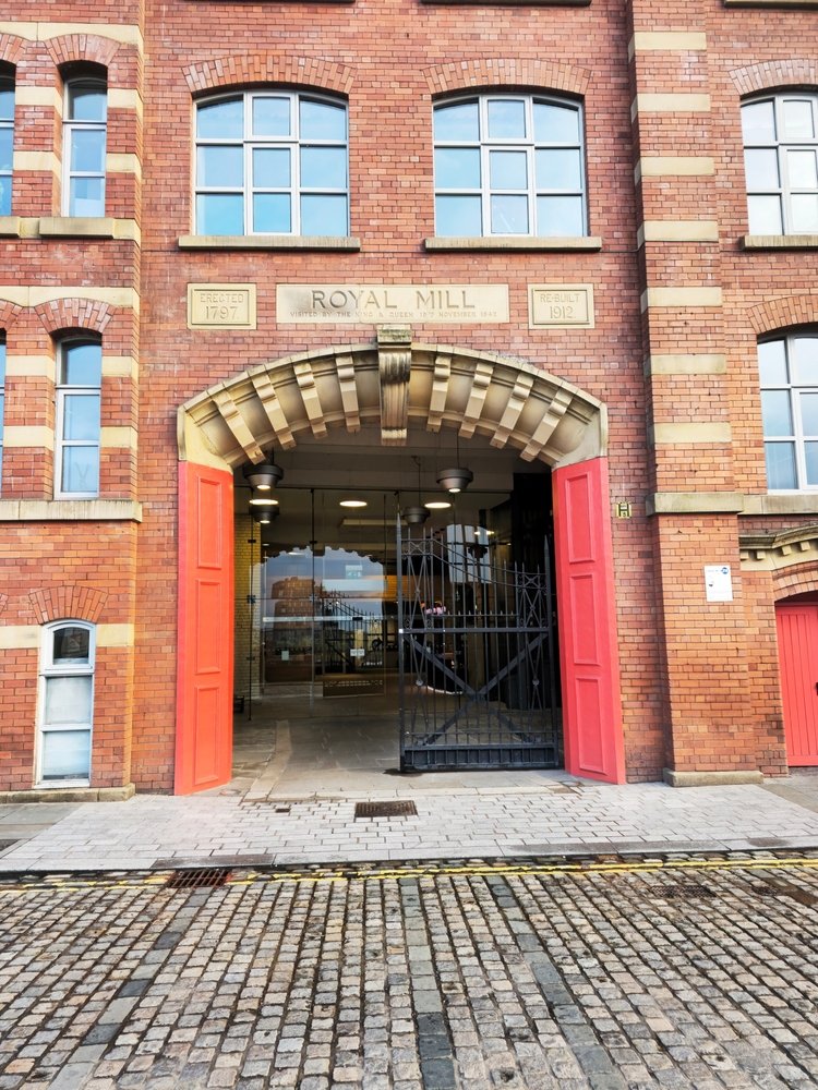 Indgangen til det gamle bomuldsspinderi Royal Mills i Ancoats