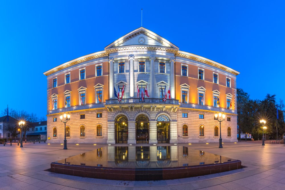 Rådhuset Hôtel de Ville i Annecys centrum ved søen i den blå time