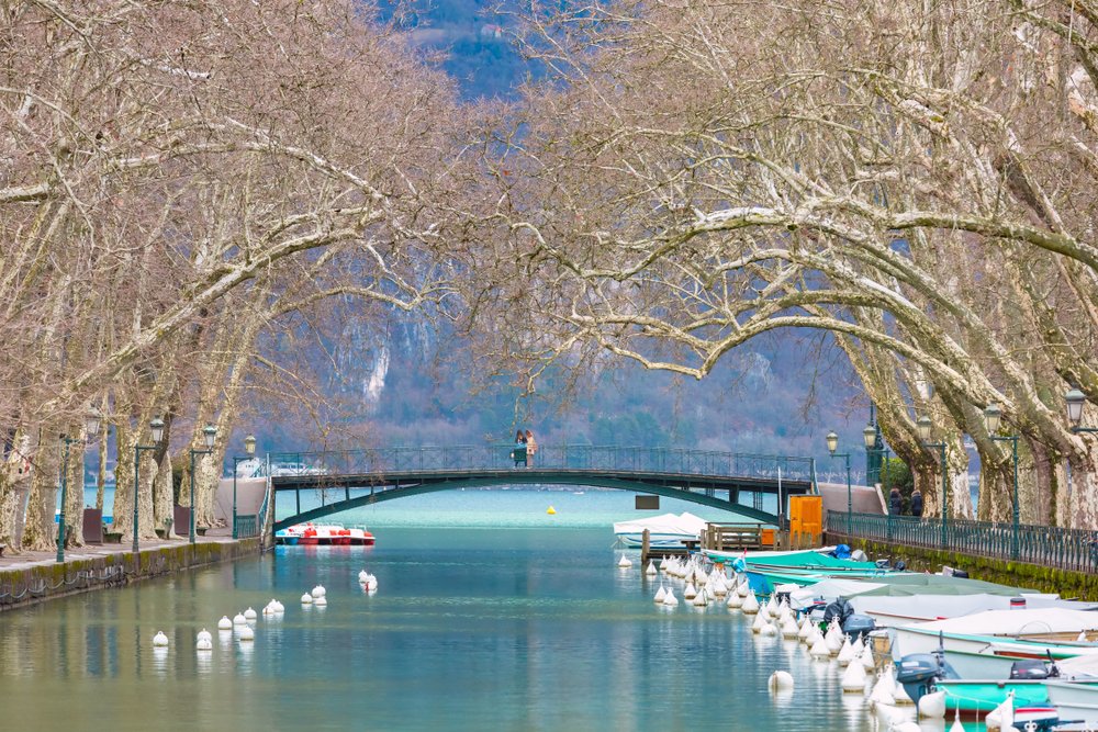 Gangbroen Pont des Amours over Canal du Vasse mellem Le Pâquier og Jardins de l'Europe i Annecy