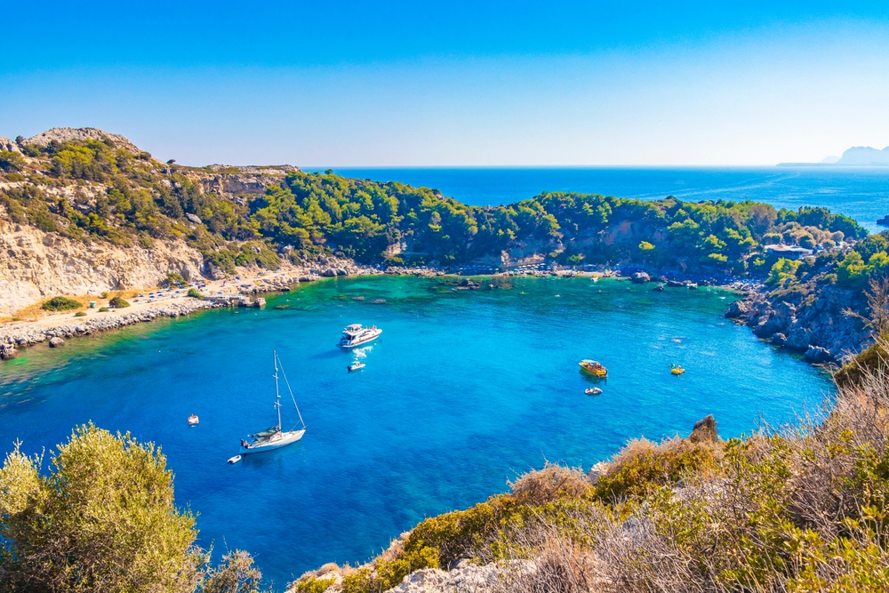 Turkis vand i Anthony Quinn Bay ved Faliraki på Rhodos