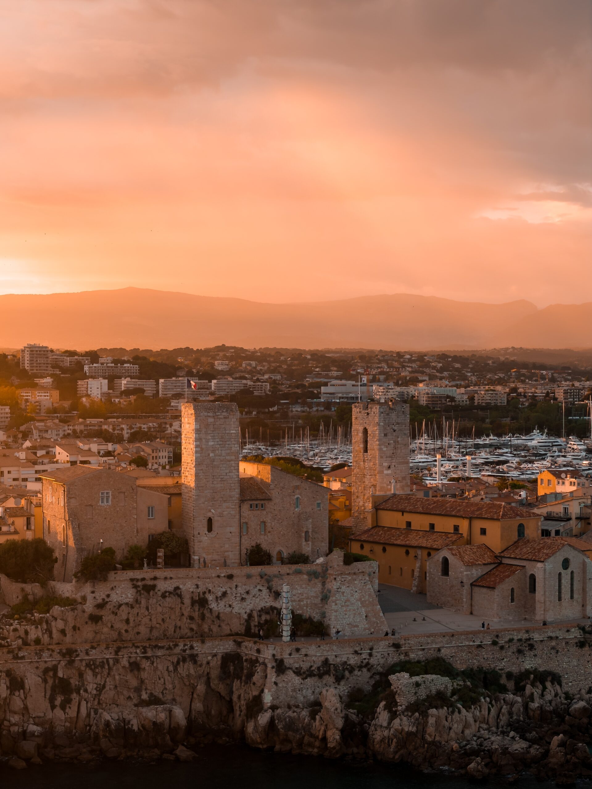 Musée Picasso og Château Grimaldi i Antibes ved skumring