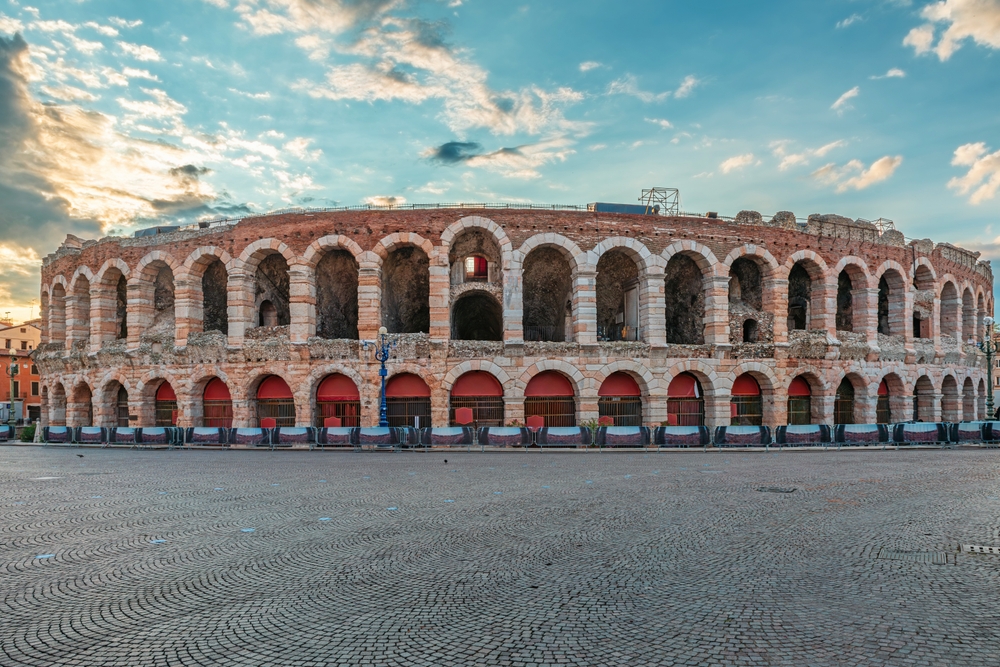 Det romerske amfiteater Arena di Verona ved Piazza Bra i solopgang