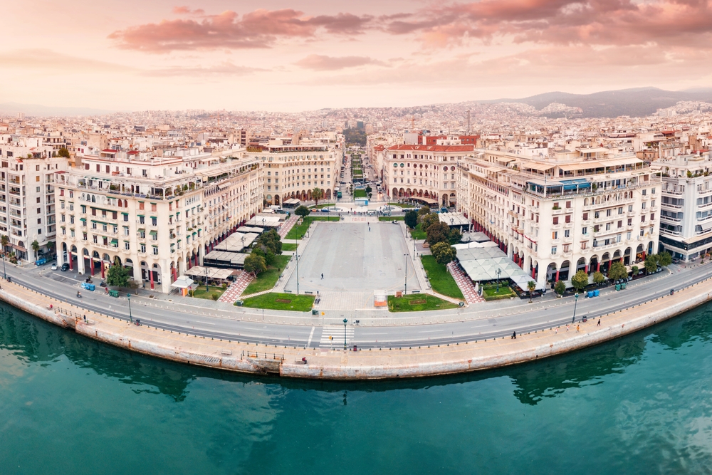 Luftfoto af Aristotelous-pladsen i Thessaloniki, byens store plads ned mod havet