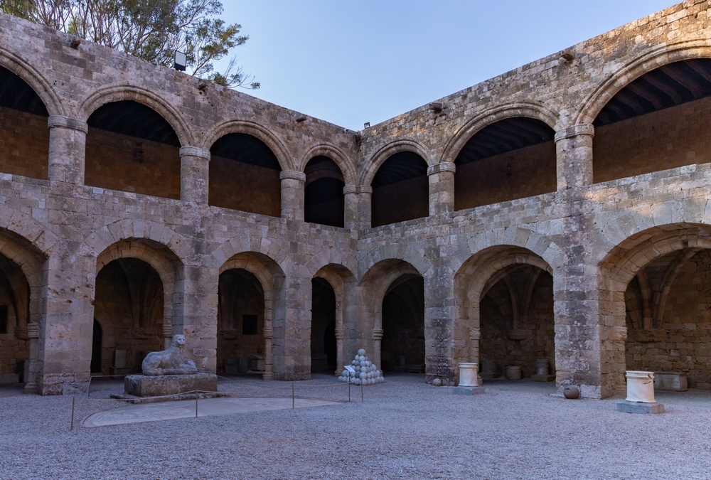 Gården i Arkæologisk Museum i Rhodos by