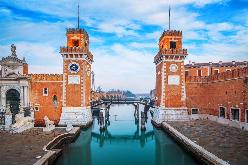Indgangen til Arsenale i Castello i Venedig om morgenen
