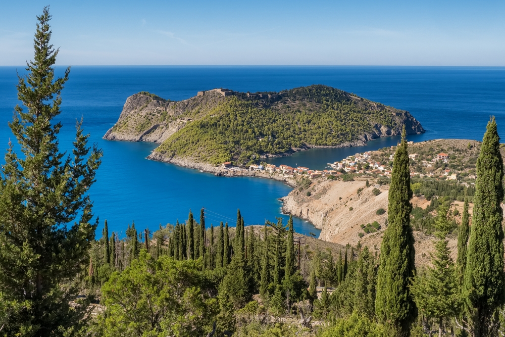 Landsbyen Assos med de farvede huse på Kefalonia
