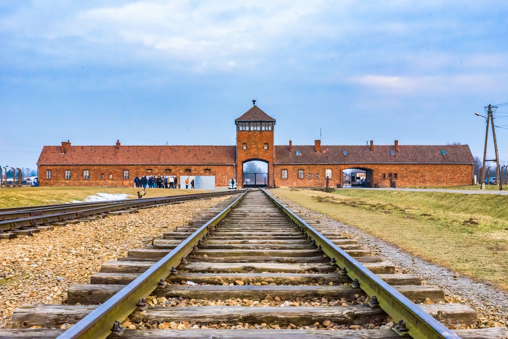 Porthuset og jernbanesporet i Auschwitz-Birkenau set inde fra lejren