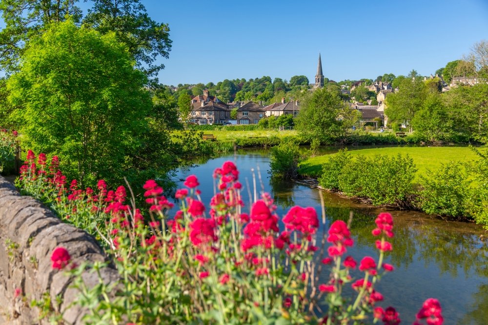 Floden Wye løber gennem Bakewell med All Saints-kirken på bakken