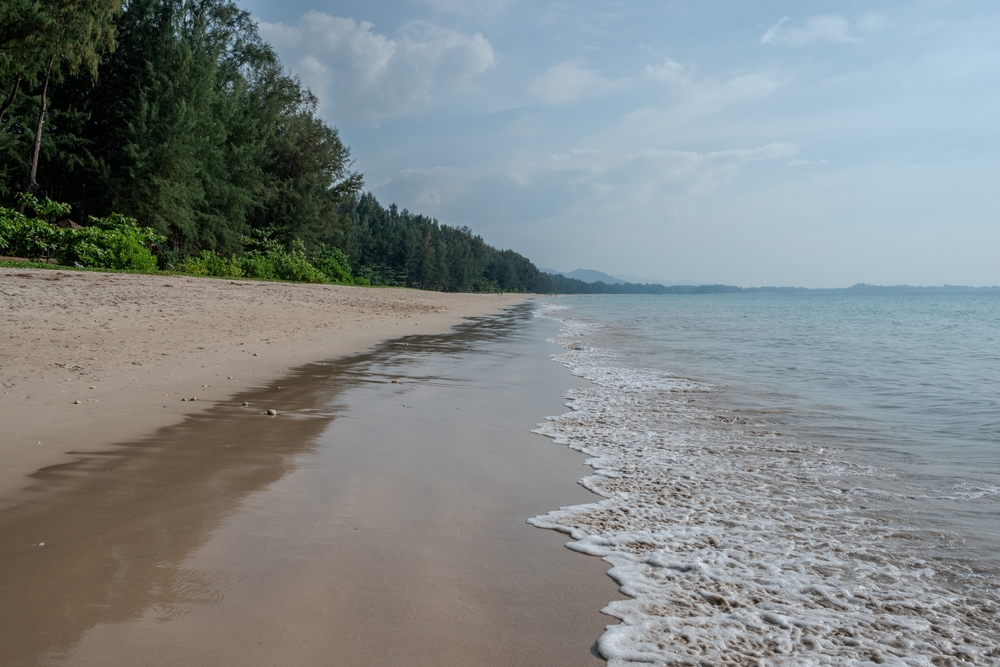 Bang Sak Beach nord for Khao Lak med gyldent sand og klart vand
