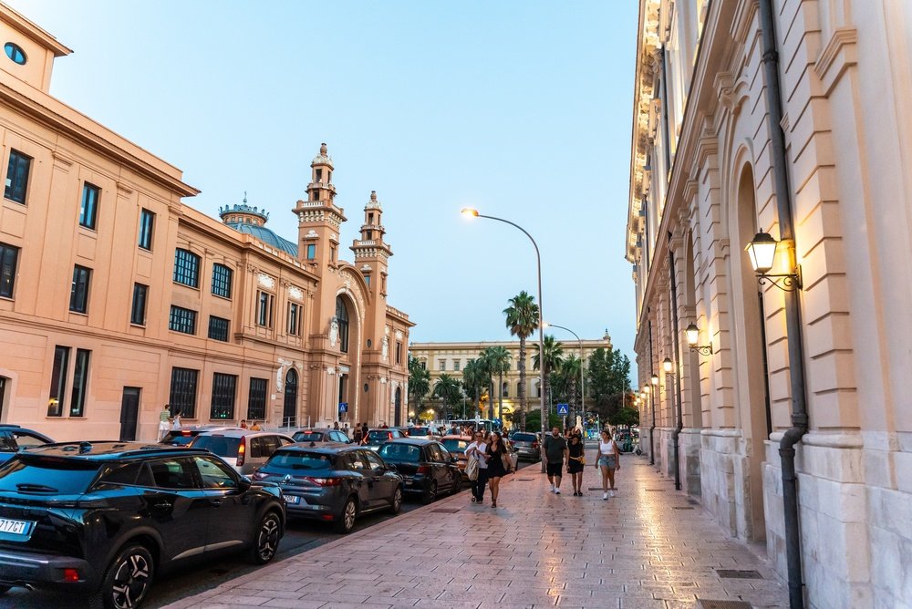 Facaden på stationen Bari Centrale ved Piazza Aldo Moro i Bari