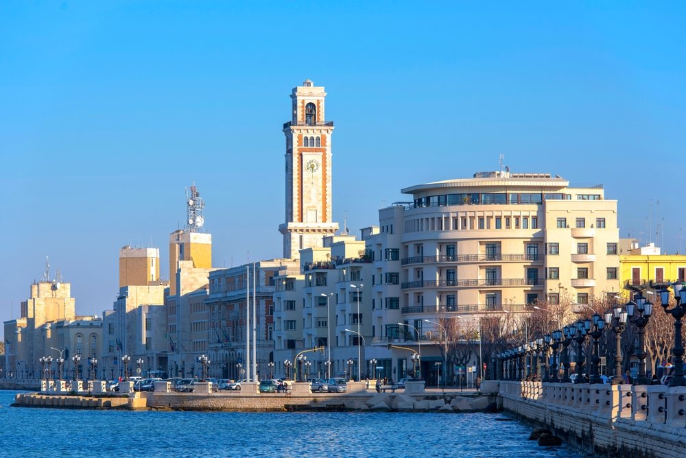 Havnepromenaden Lungomare med Palazzo della Provincia i Bari