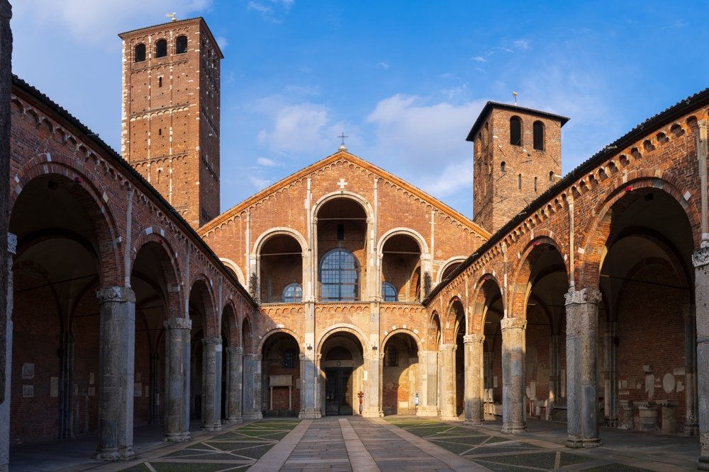 Søjlegården foran Basilica di Sant'Ambrogio i Milano