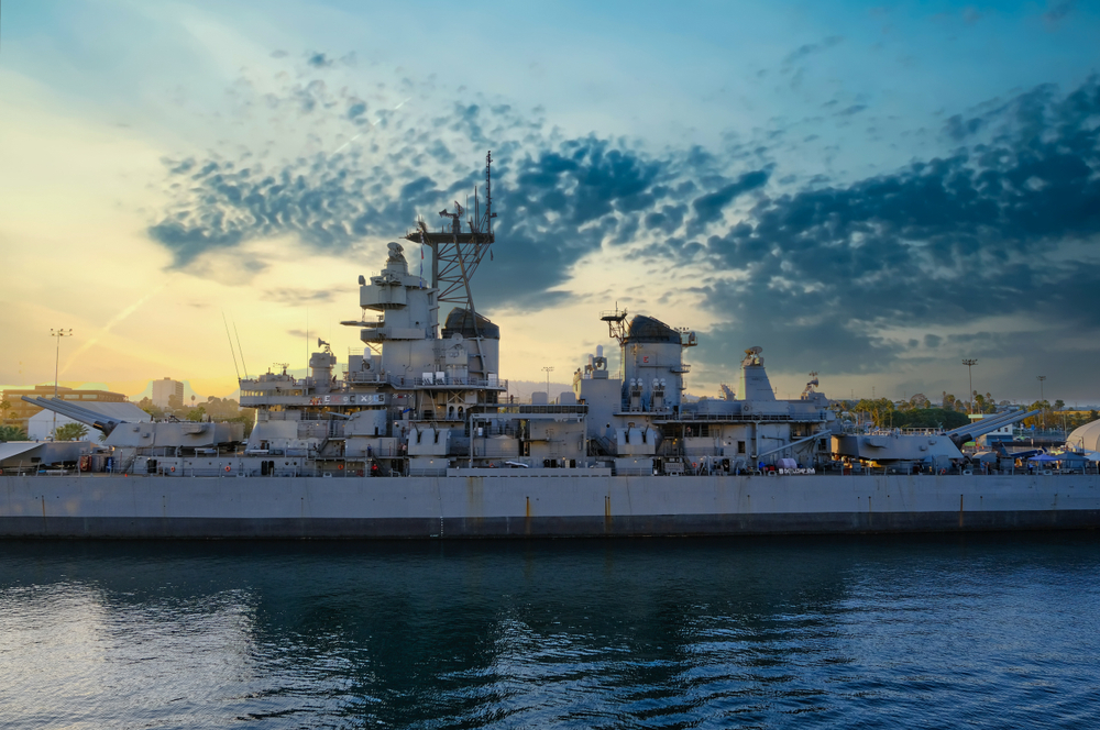 Slagskibet USS Iowa i San Pedro ved solnedgang