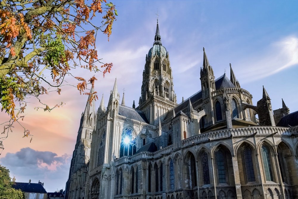 Katedralen Notre-Dame rejser sig over husene i Bayeux