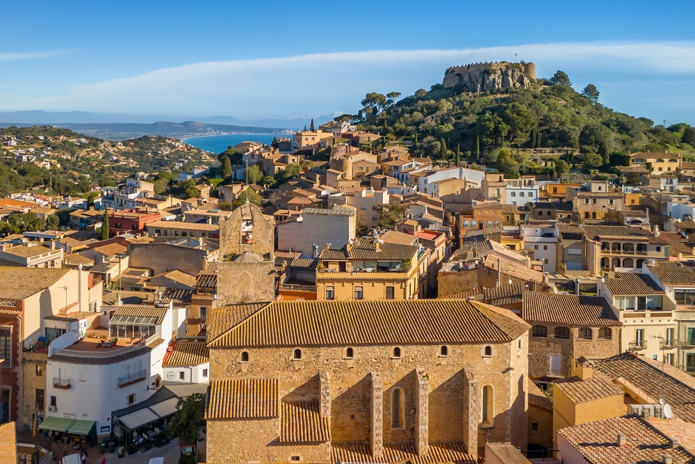 Den maleriske by Begur på Costa Brava med middelalderborgen på bakken