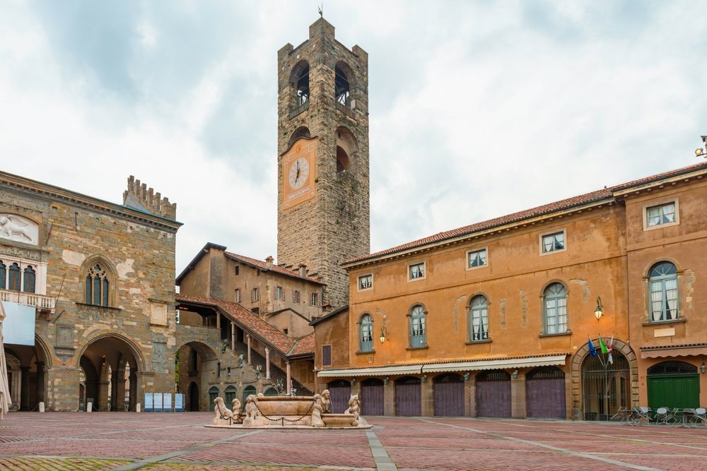 Piazza Vecchia og klokketårnet Campanone i Città Alta i Bergamo