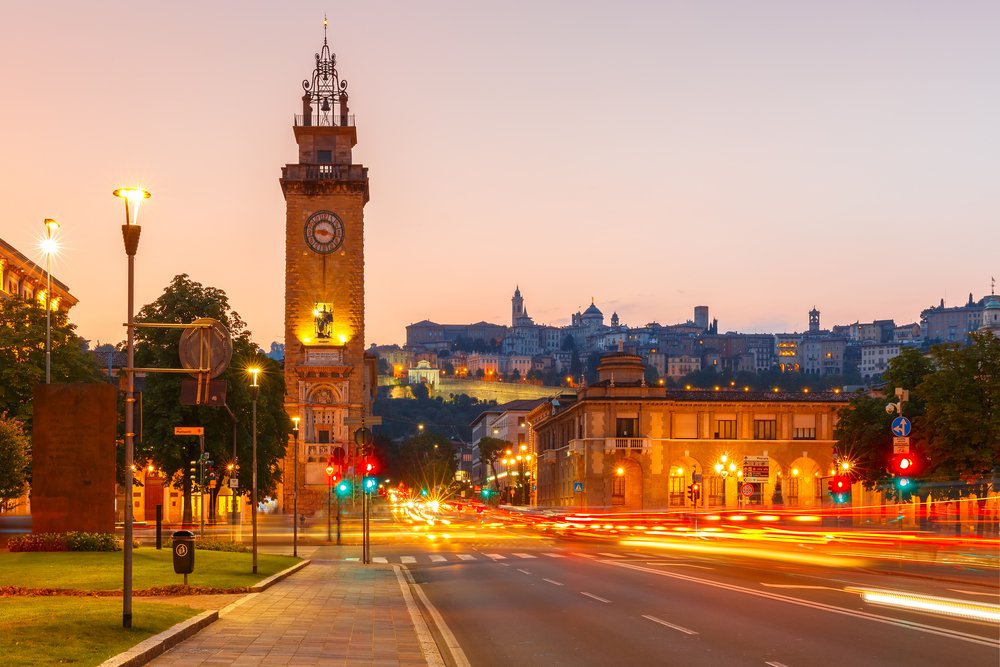 Porta Nuova i Città Bassa med Città Alta i baggrunden i Bergamo