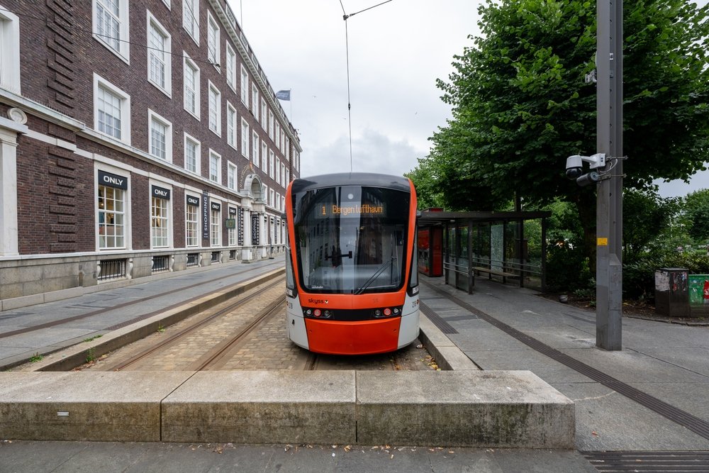 Bybanen linje 1 mod Bergen Lufthavn ved stoppet Byparken i centrum