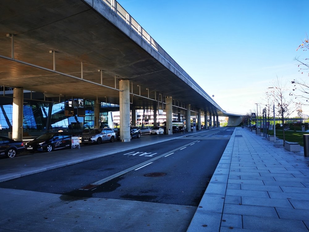 Taxaholdepladsen uden for Bergen Lufthavn Flesland