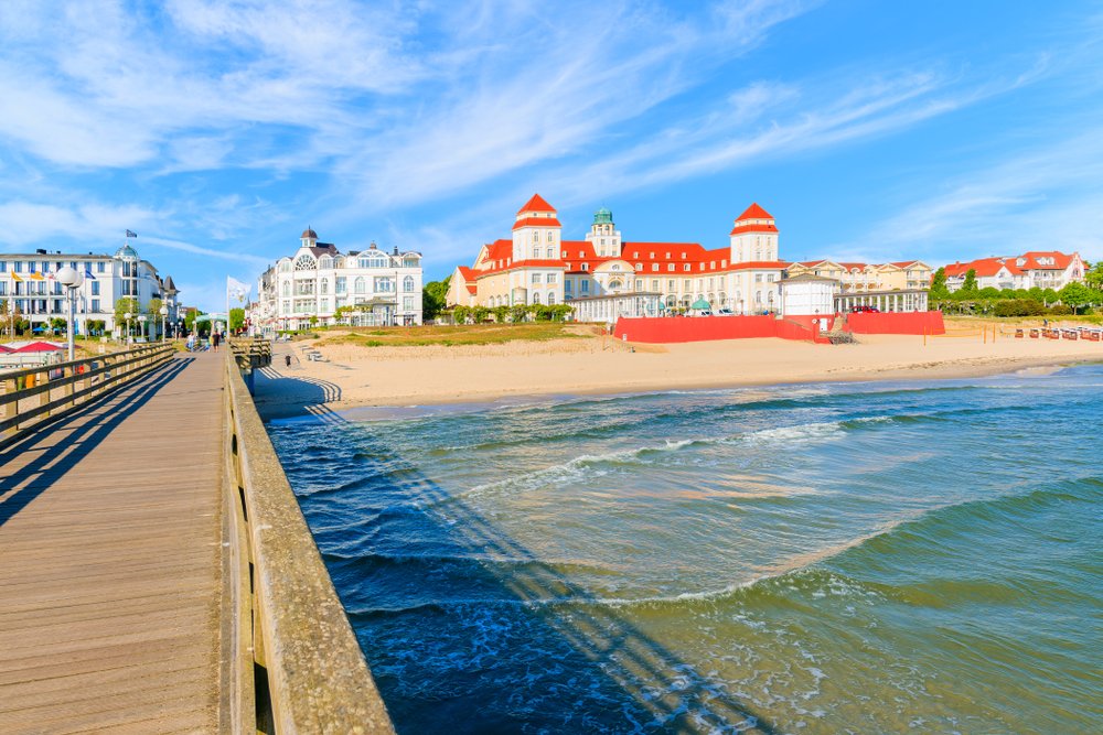 Kurhuset og sandstranden i badebyen Binz på Rügen ved Østersøen