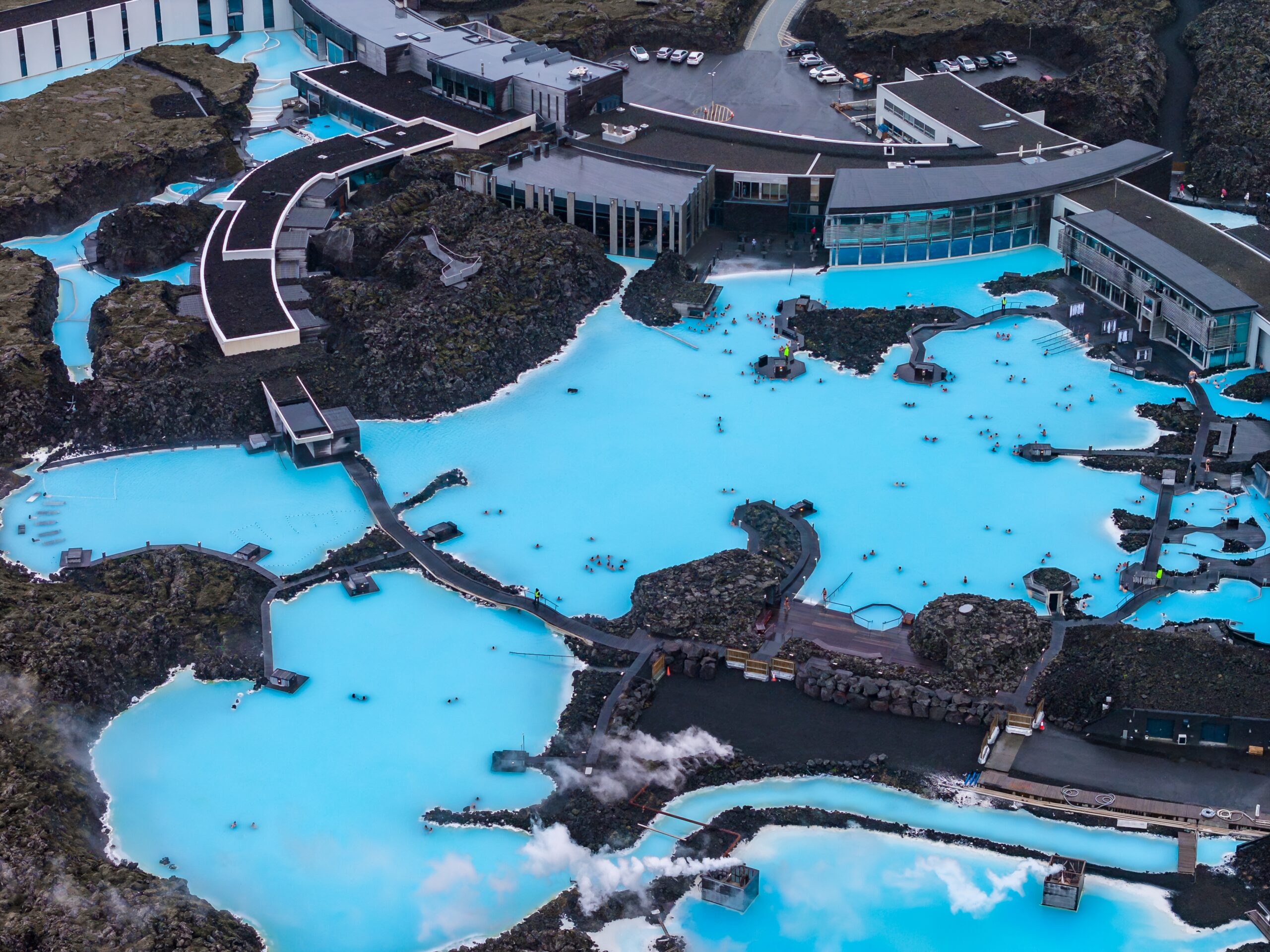 Blue Lagoon med mælkeblåt vand og lavamarker
