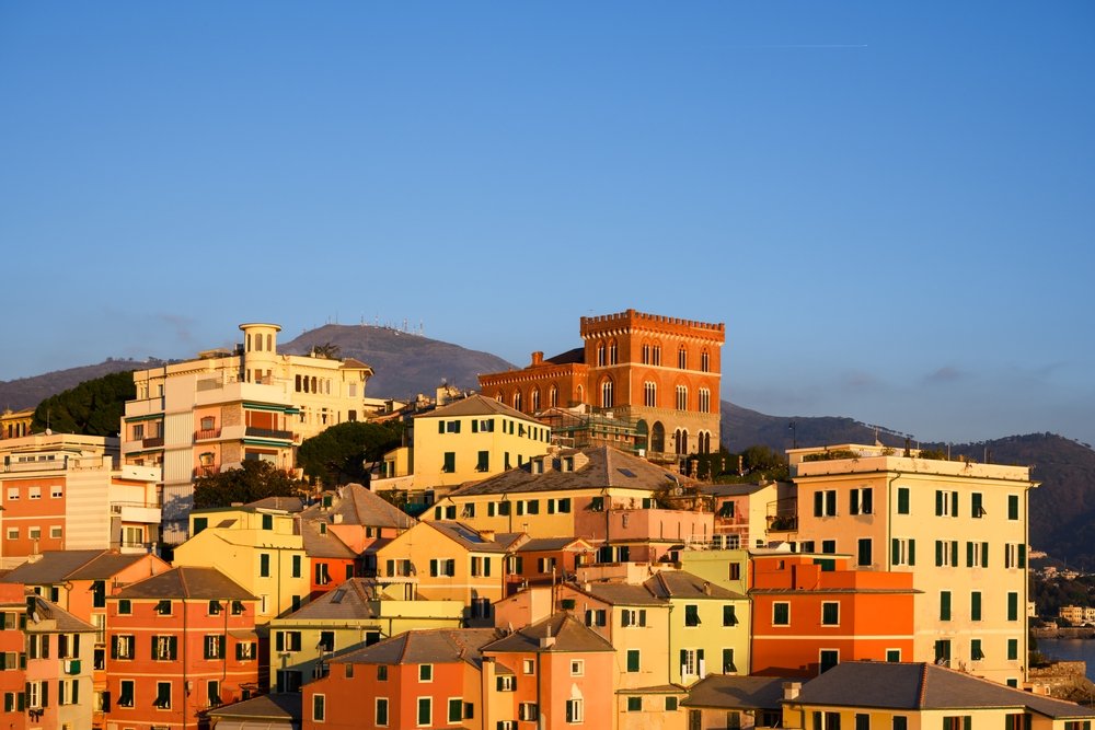 Farvede huse og den lille strand i fiskerlejet Boccadasse i Genova