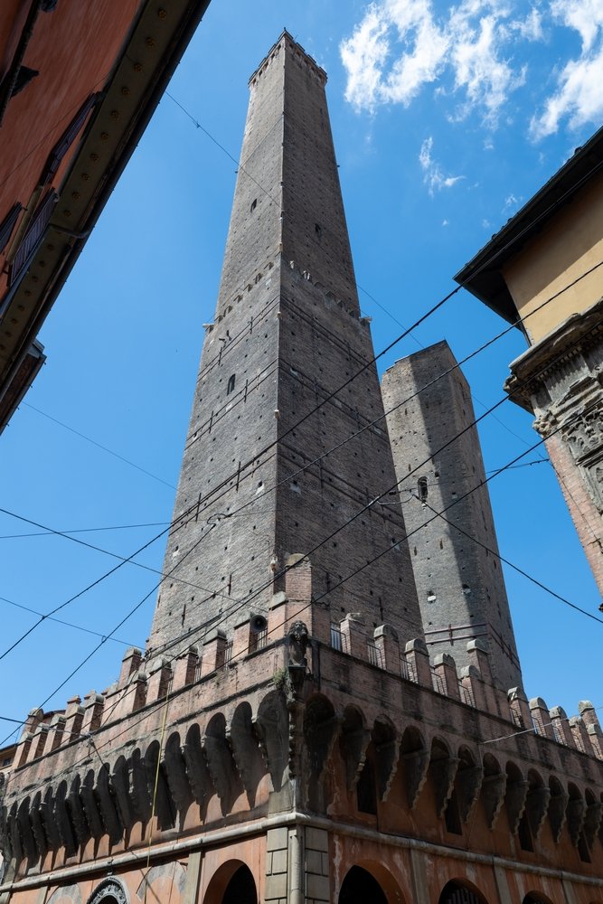 De to tårne Asinelli og den skæve Garisenda i Bologna