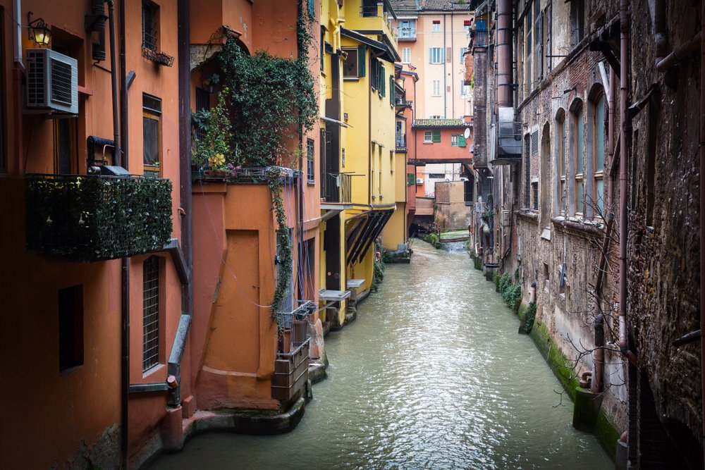 Canale delle Moline set gennem Finestrella i Via Piella i Bologna
