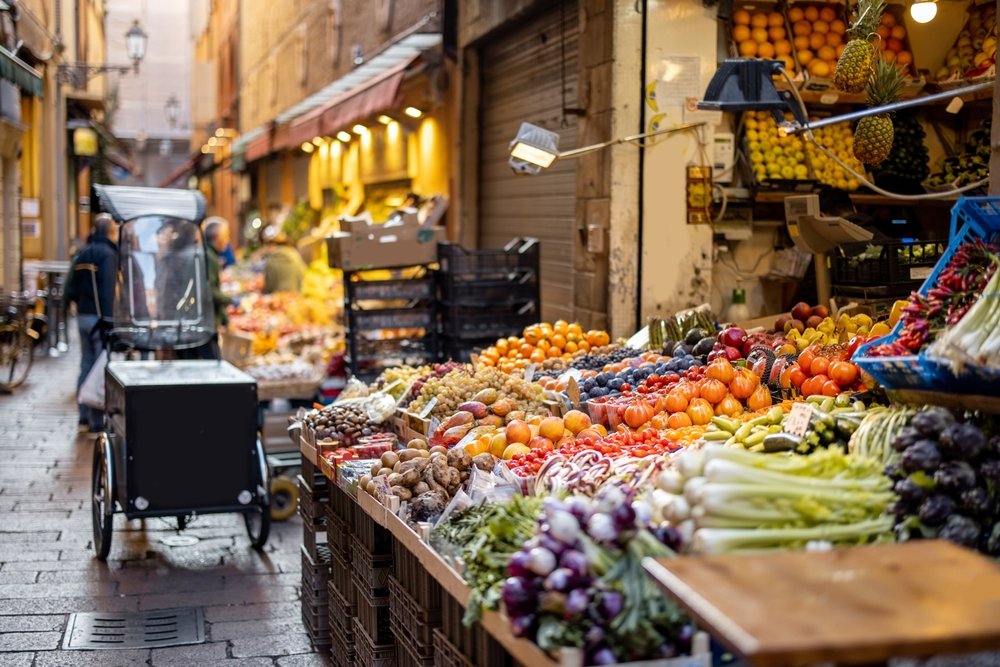 Boder med frugt og grøntsager i madkvarteret Quadrilatero i Bologna