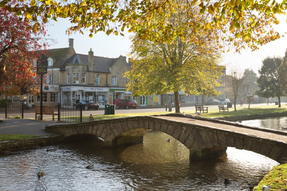 High Street og broen over River Windrush i Bourton-on-the-Water